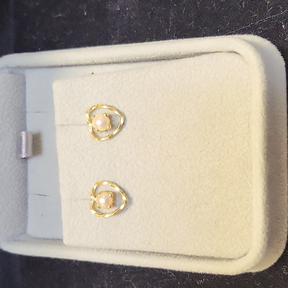 14k Gold Heart w/ Cultured Pearl Studded earrings